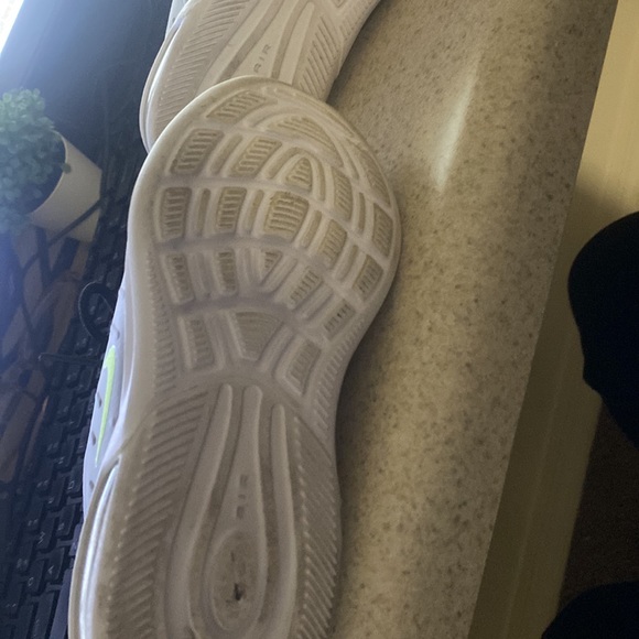 COPY - Nike Air Max Axis - Picture 2 of 3